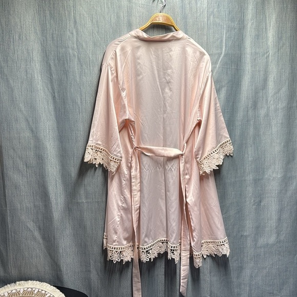 Elegant Pink Lace Trim Robe size medium- large - Picture 9 of 10